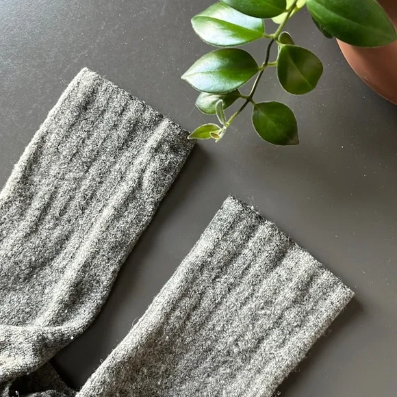 Aritzia Community Plutarch Sweater - Picture 5 of 5